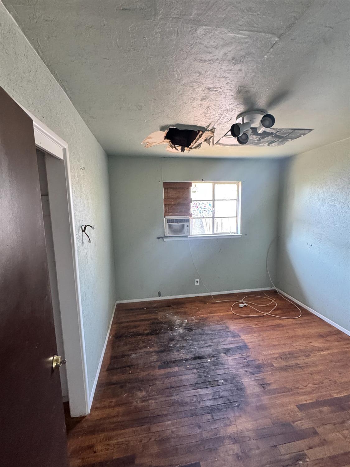 5703 E Hampton Way, Fresno, CA 93727