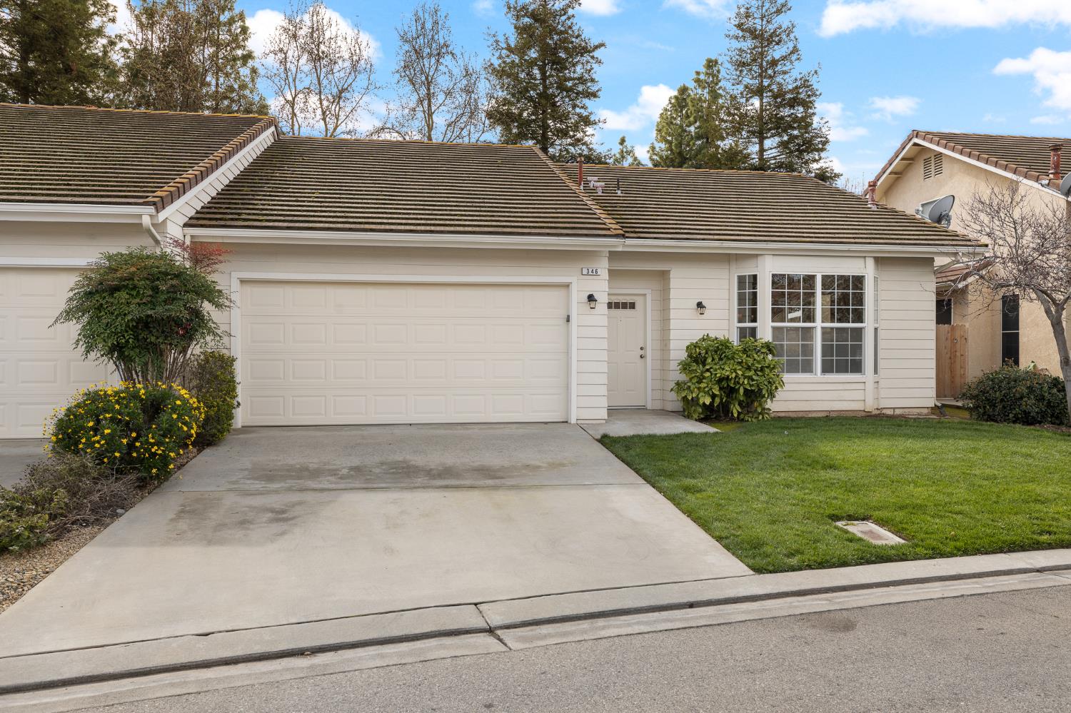 346 Village Dr, Dinuba, CA 93618