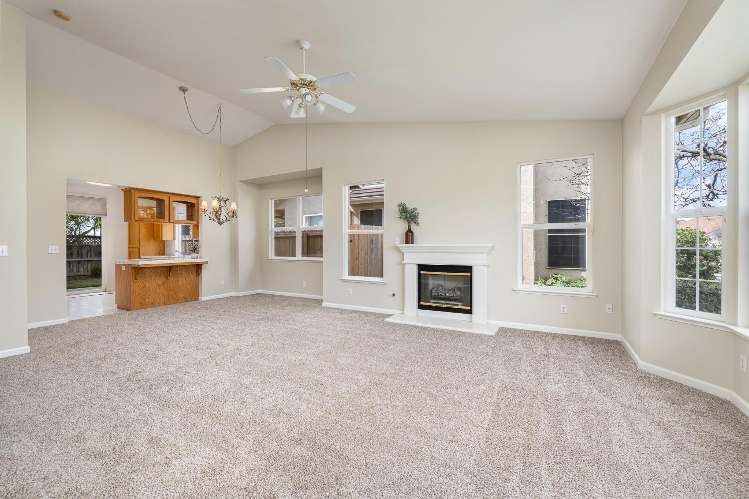 346 Village Dr, Dinuba, CA 93618