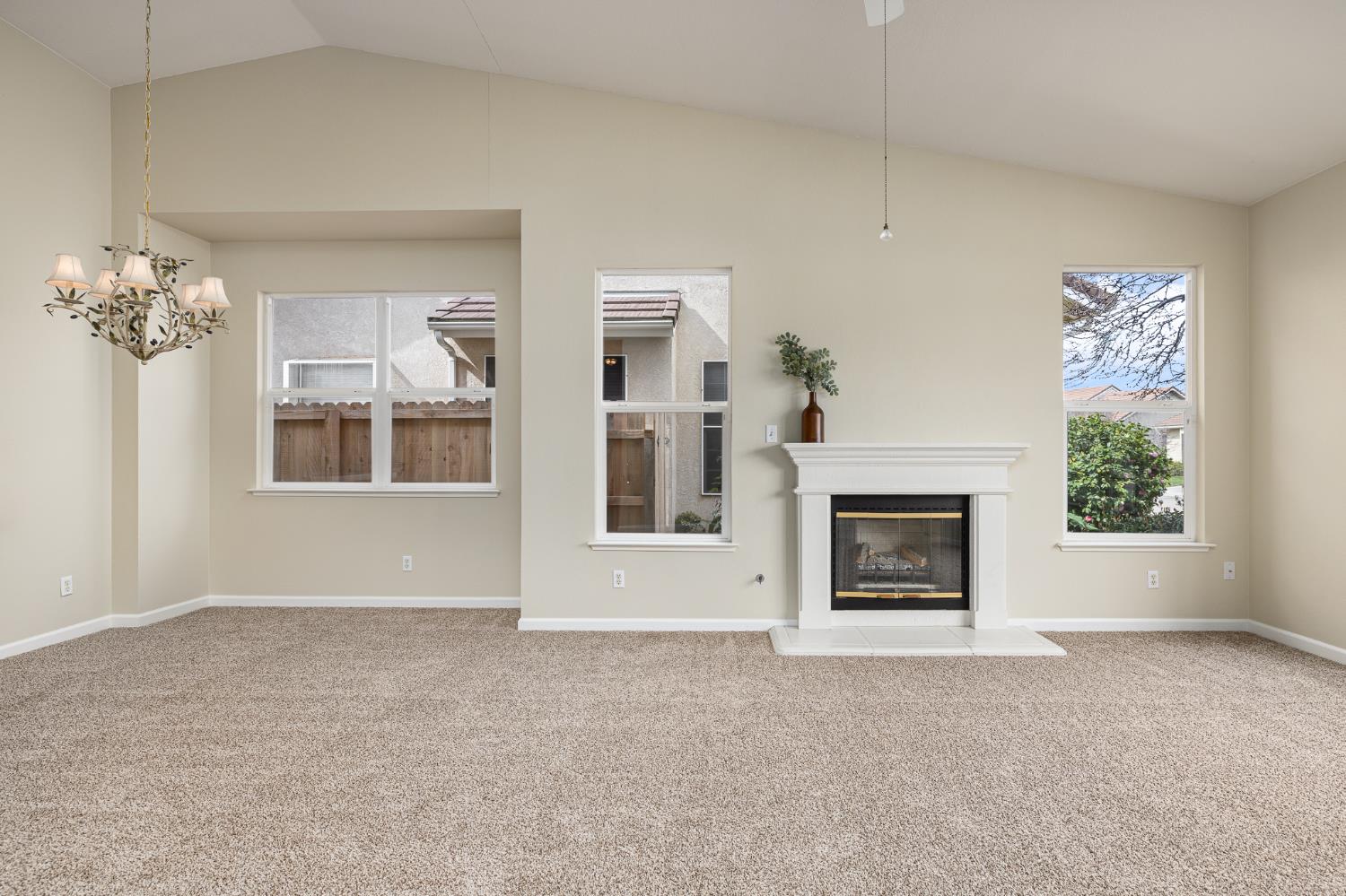 346 Village Dr, Dinuba, CA 93618