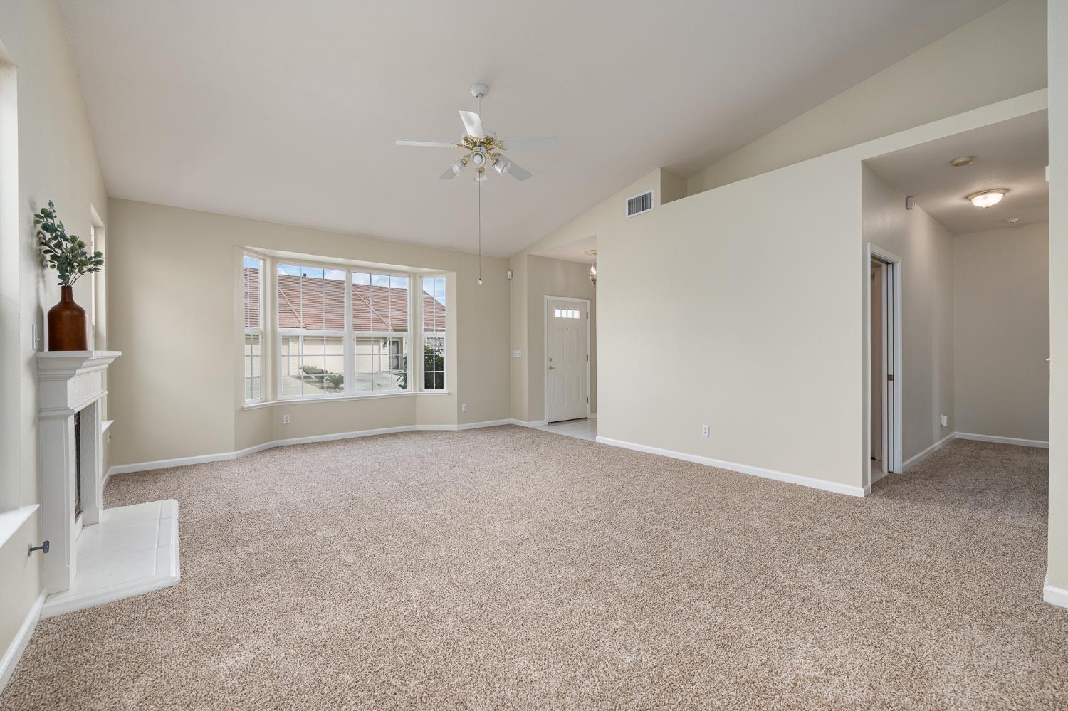 346 Village Dr, Dinuba, CA 93618