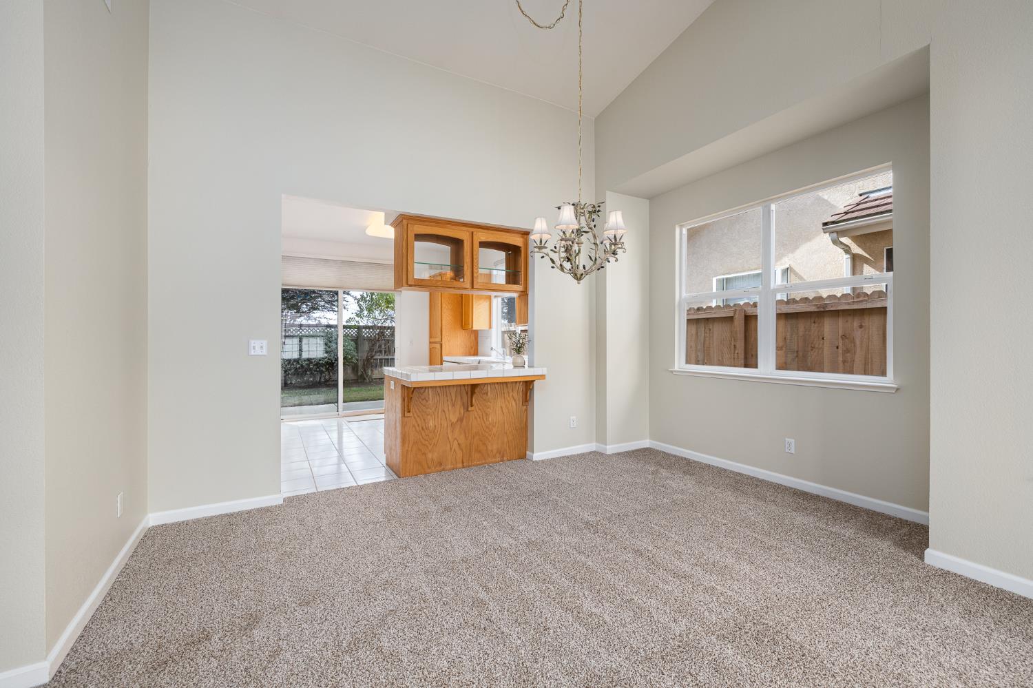 346 Village Dr, Dinuba, CA 93618