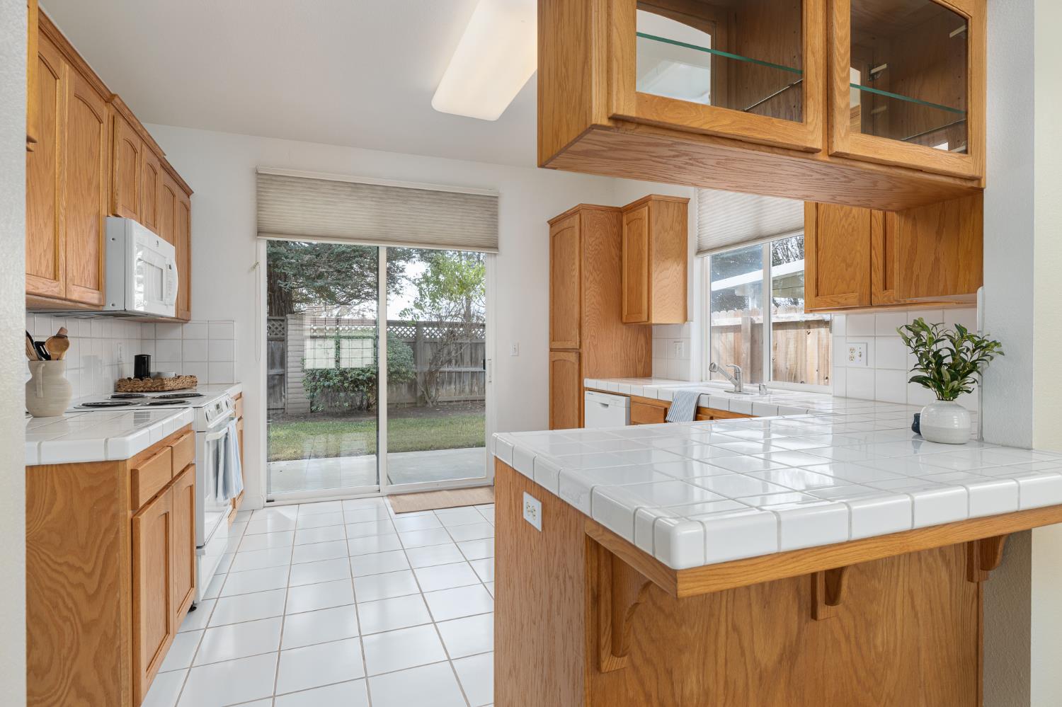 346 Village Dr, Dinuba, CA 93618