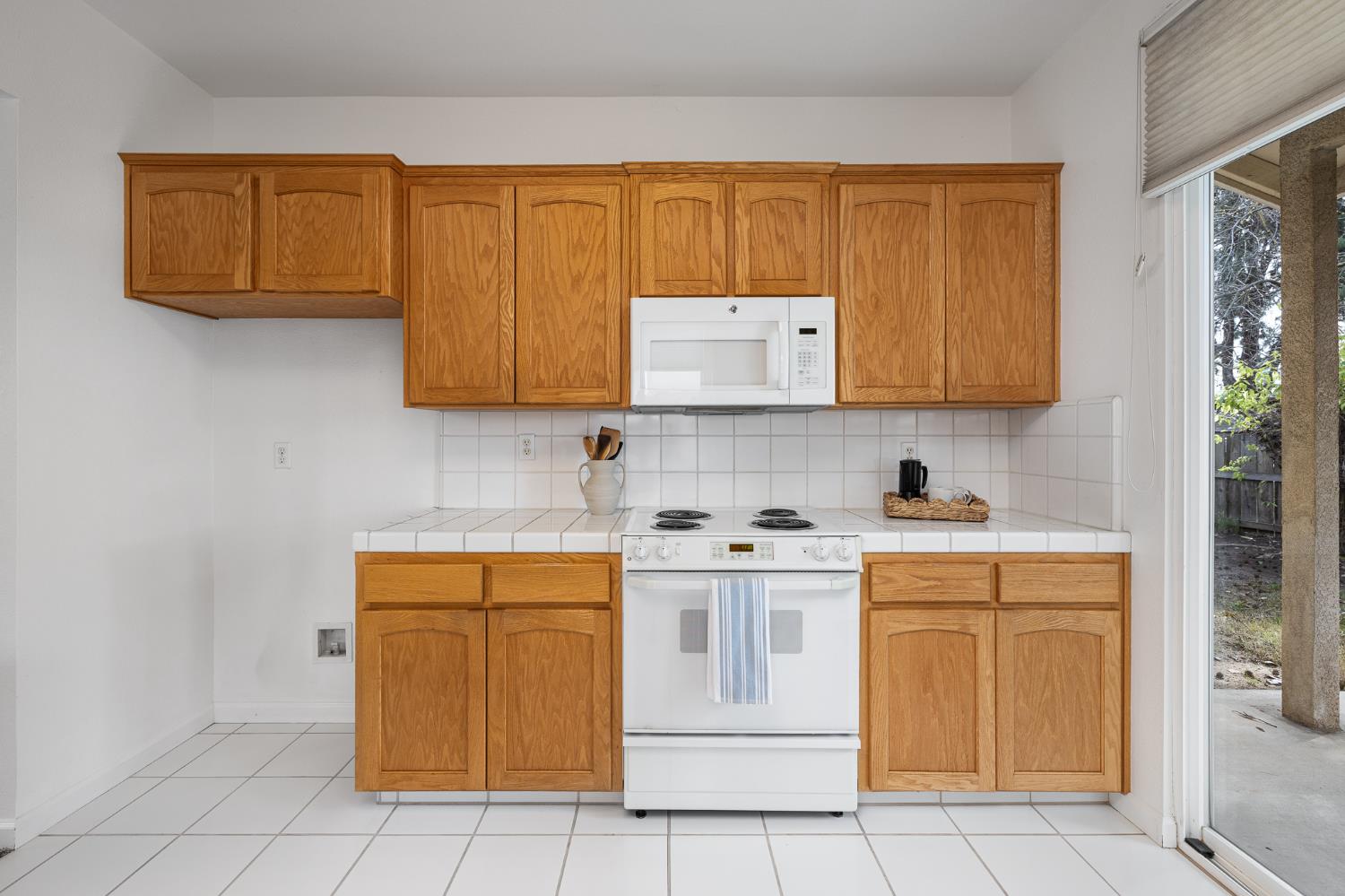 346 Village Dr, Dinuba, CA 93618