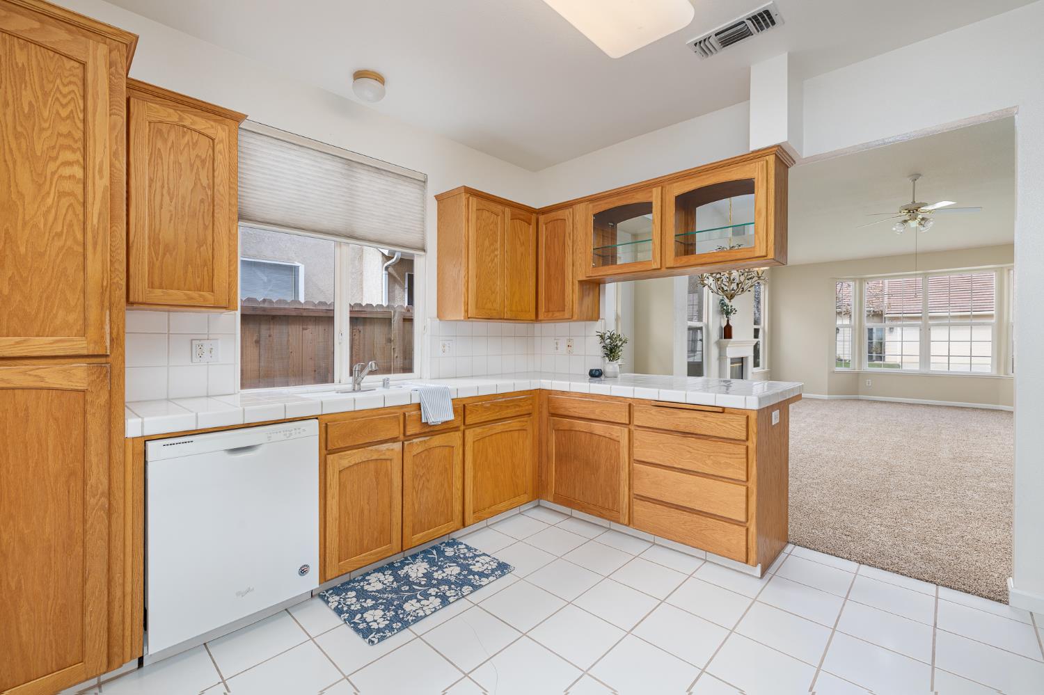 346 Village Dr, Dinuba, CA 93618