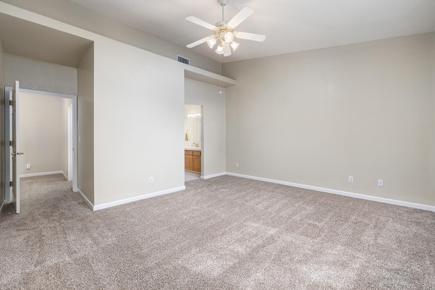 346 Village Dr, Dinuba, CA 93618