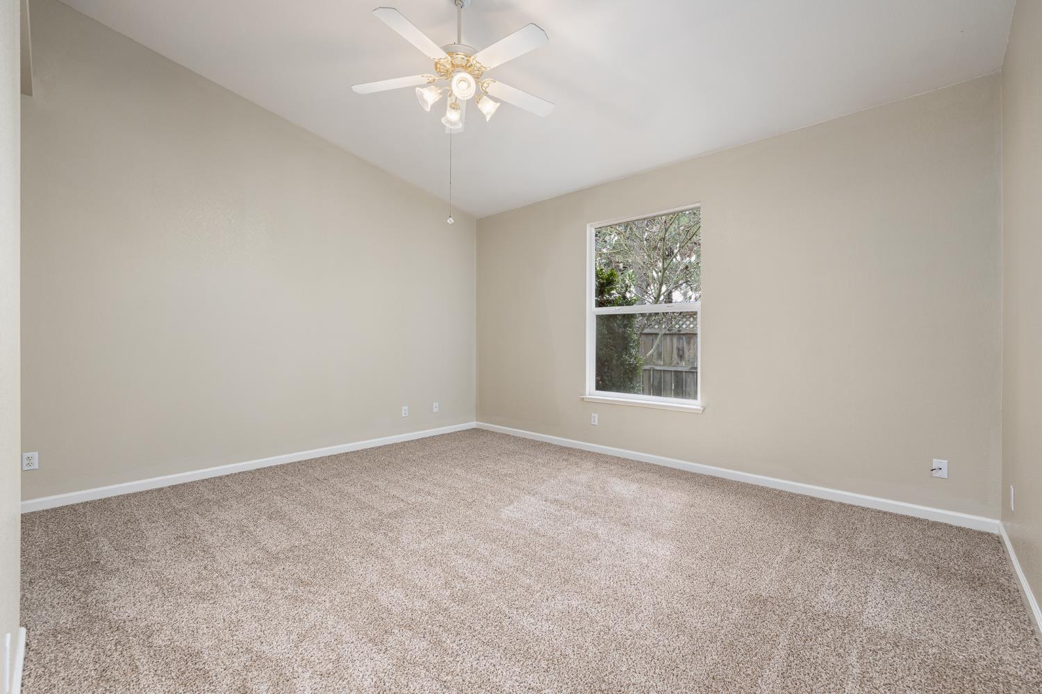 346 Village Dr, Dinuba, CA 93618