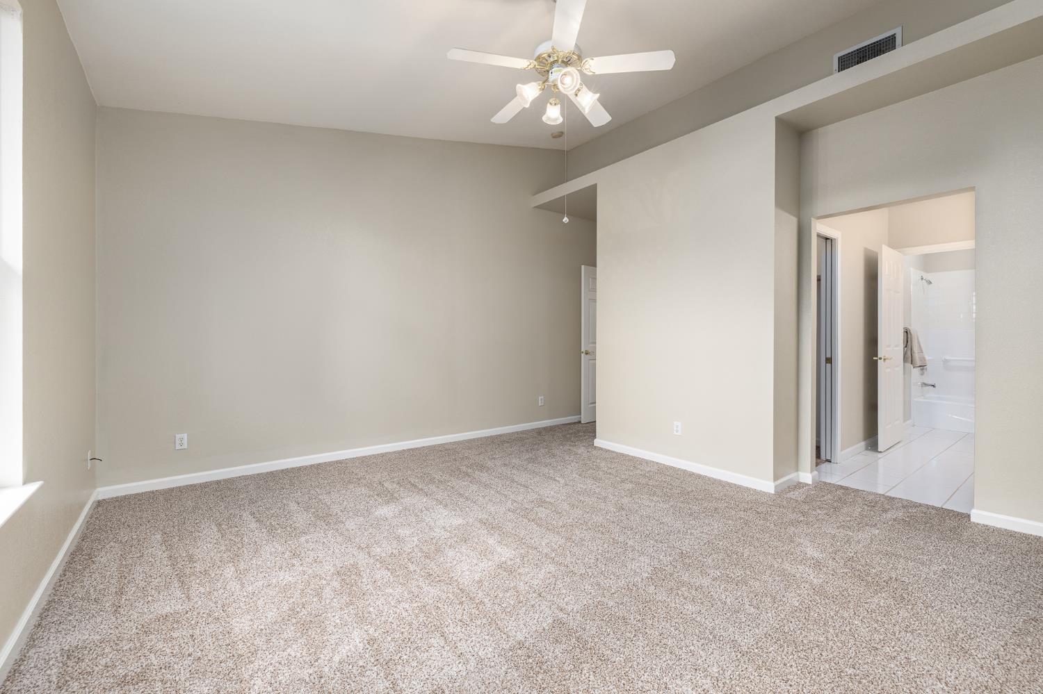 346 Village Dr, Dinuba, CA 93618