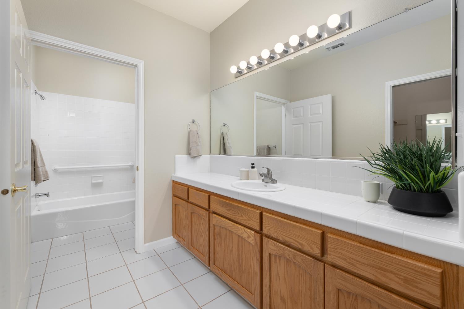 346 Village Dr, Dinuba, CA 93618