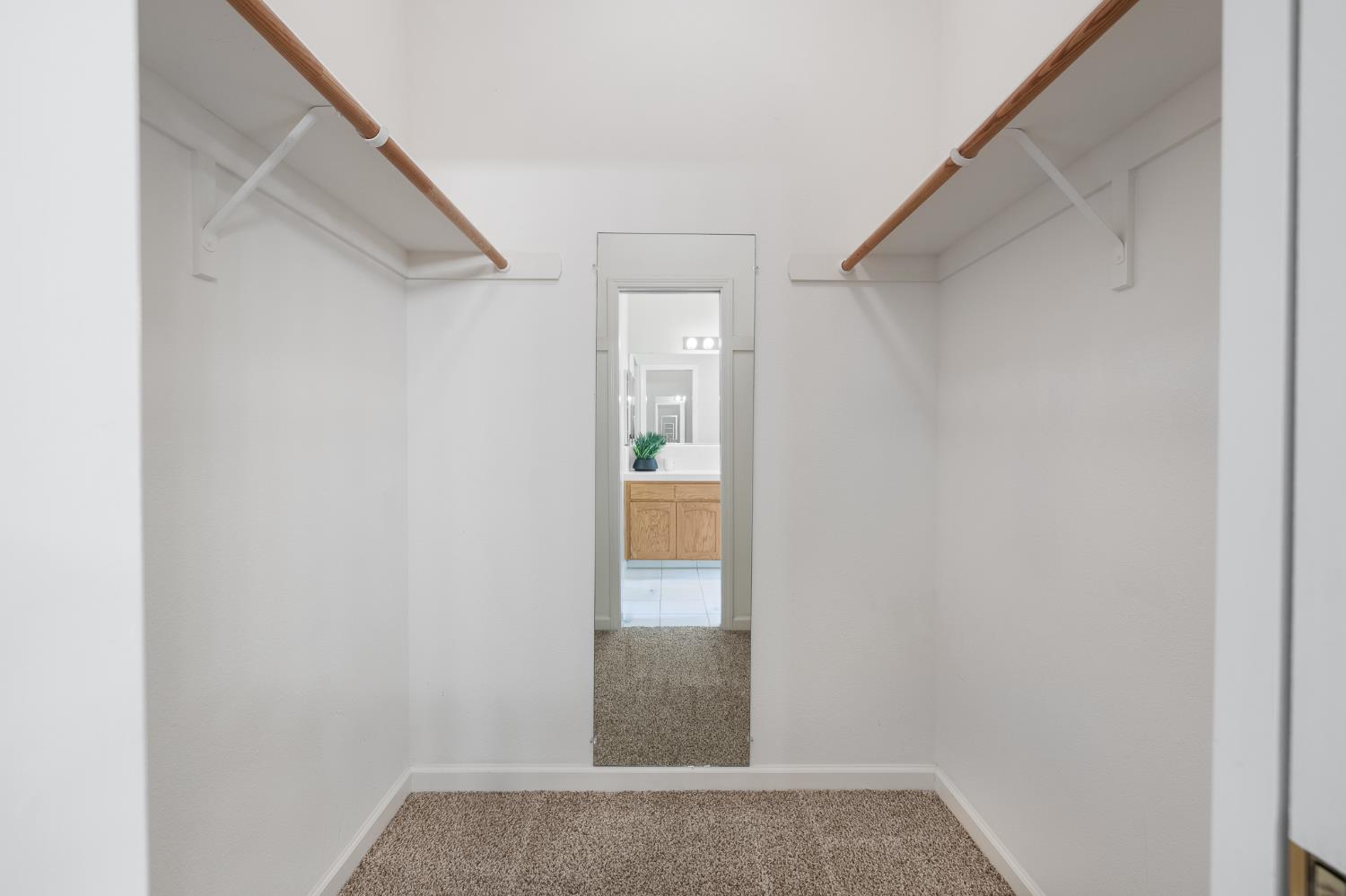 346 Village Dr, Dinuba, CA 93618