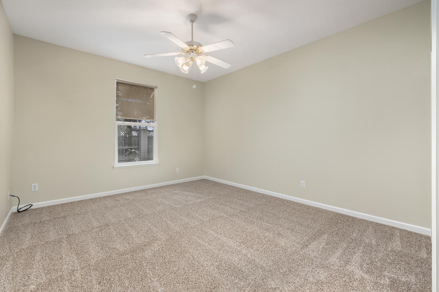 346 Village Dr, Dinuba, CA 93618