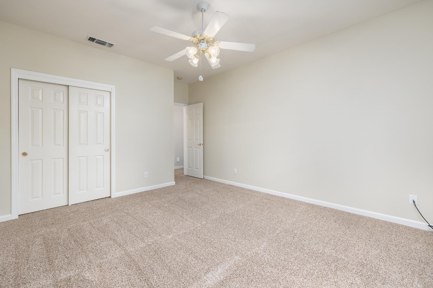 346 Village Dr, Dinuba, CA 93618