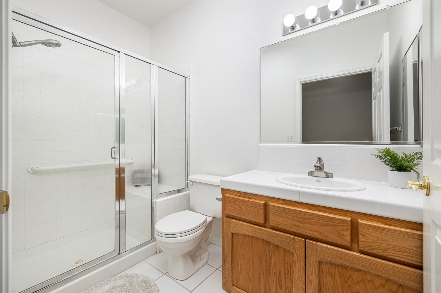 346 Village Dr, Dinuba, CA 93618