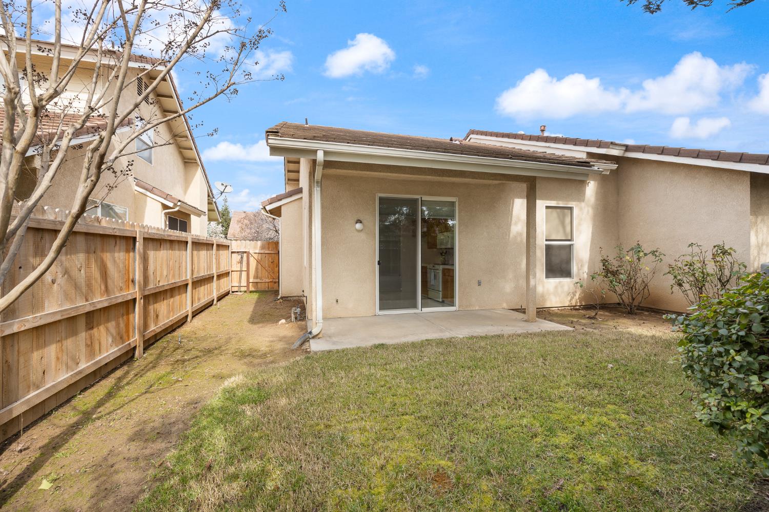 346 Village Dr, Dinuba, CA 93618