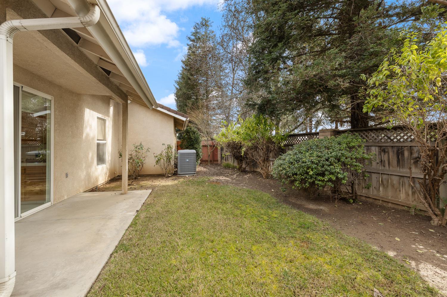 346 Village Dr, Dinuba, CA 93618