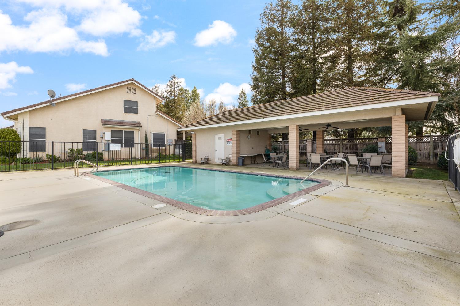 346 Village Dr, Dinuba, CA 93618