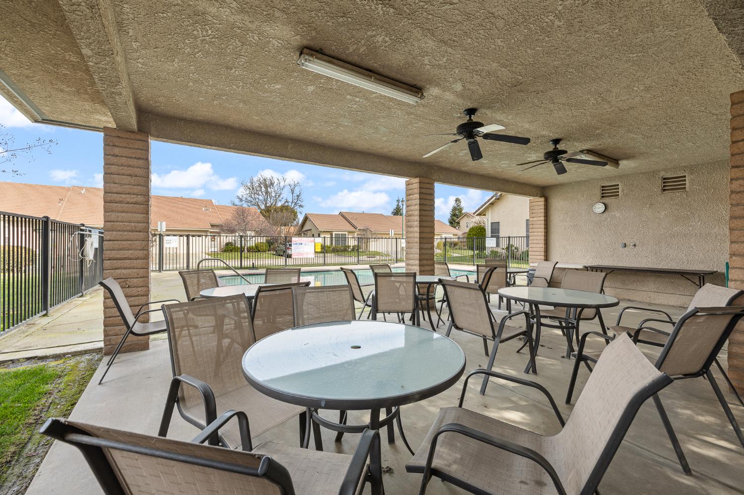 346 Village Dr, Dinuba, CA 93618