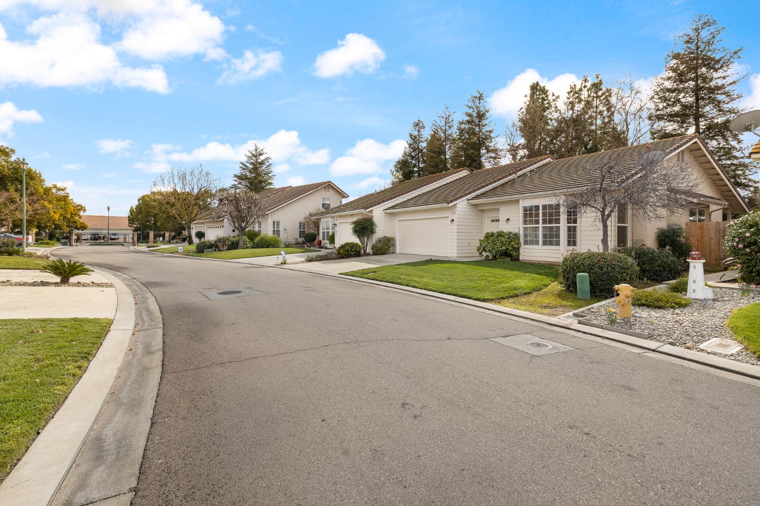 346 Village Dr, Dinuba, CA 93618