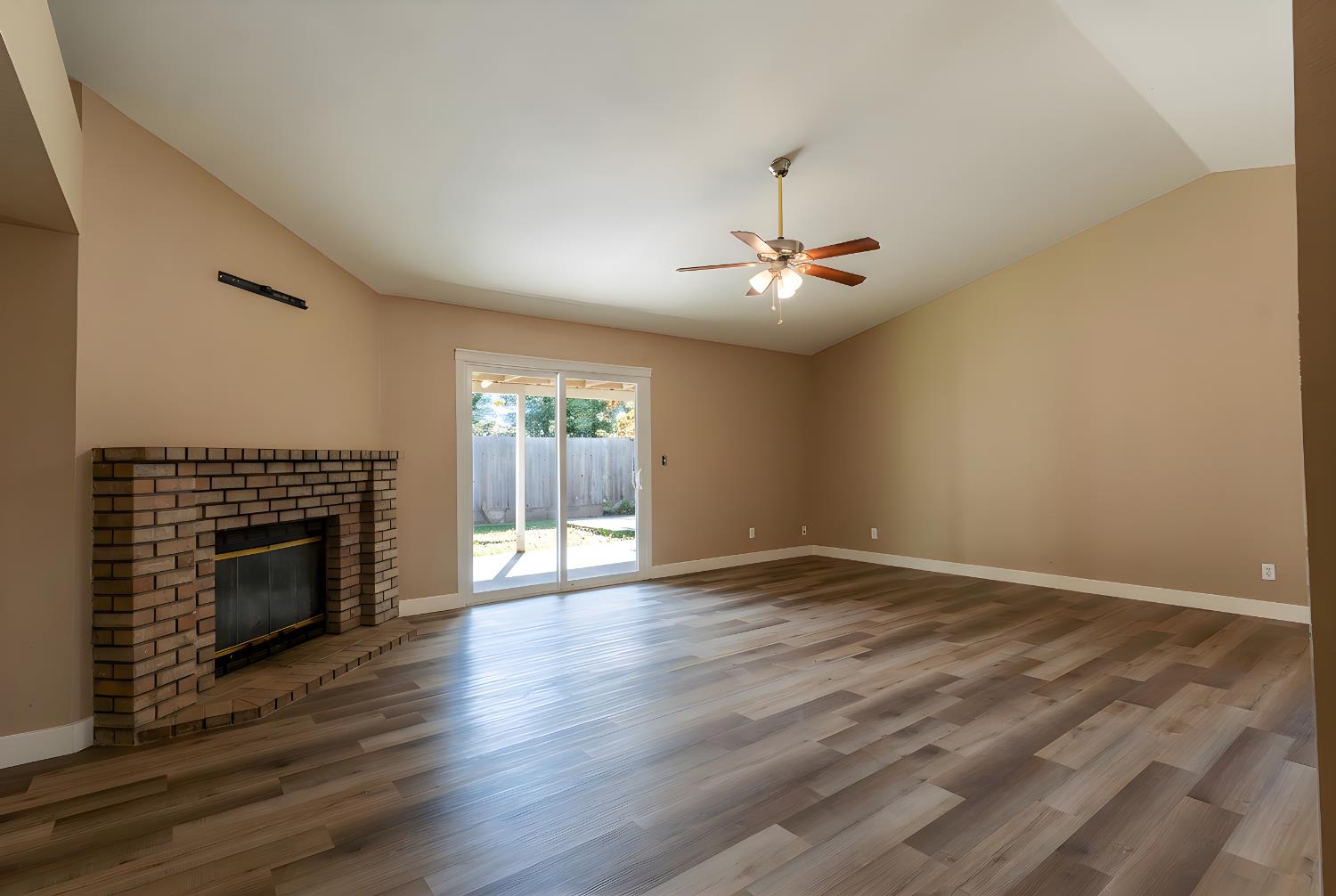 2019 Oak St, Selma, CA 93662