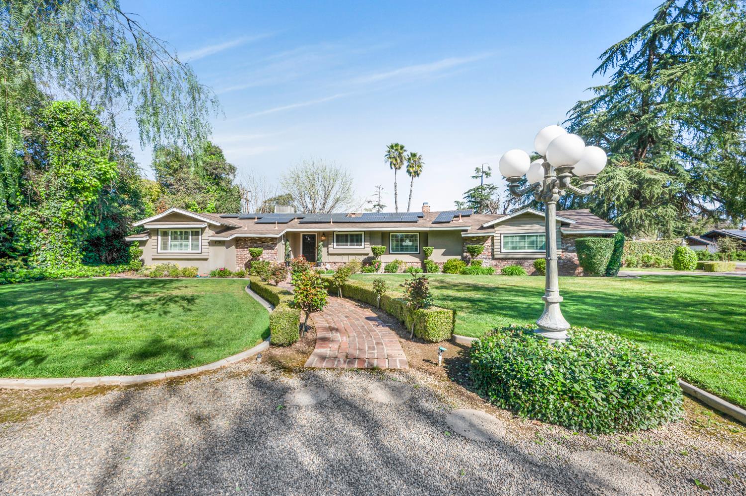 1041 E Alamos Ave, Fresno, CA 93704