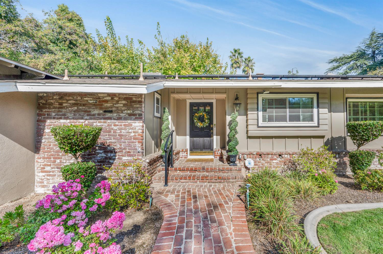 1041 E Alamos Ave, Fresno, CA 93704