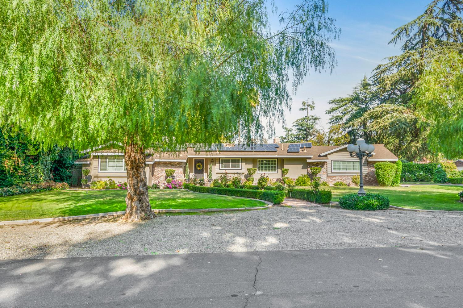 1041 E Alamos Ave, Fresno, CA 93704