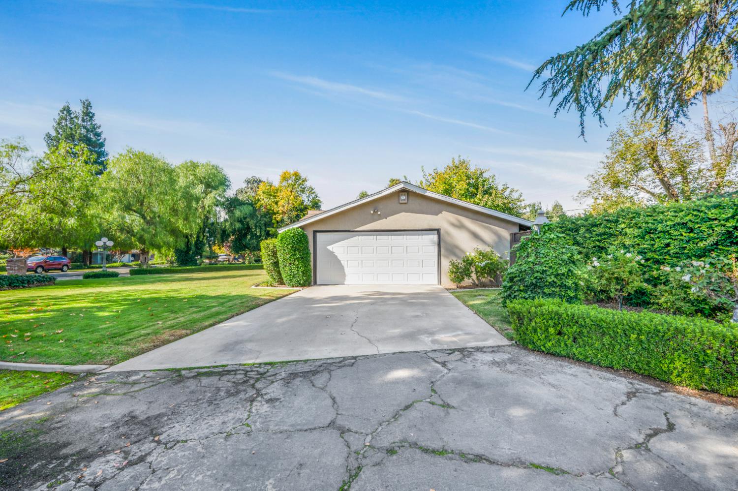 1041 E Alamos Ave, Fresno, CA 93704