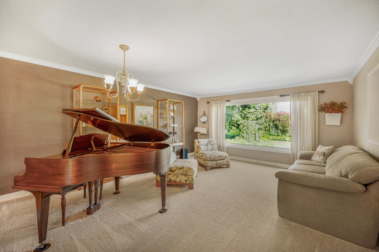 1041 E Alamos Ave, Fresno, CA 93704