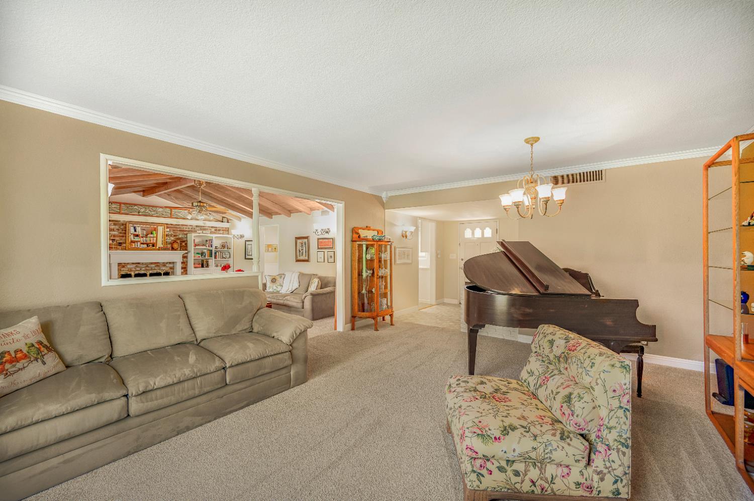 1041 E Alamos Ave, Fresno, CA 93704