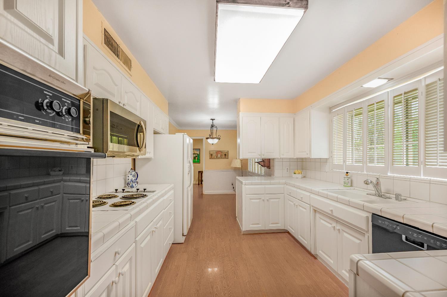 1041 E Alamos Ave, Fresno, CA 93704