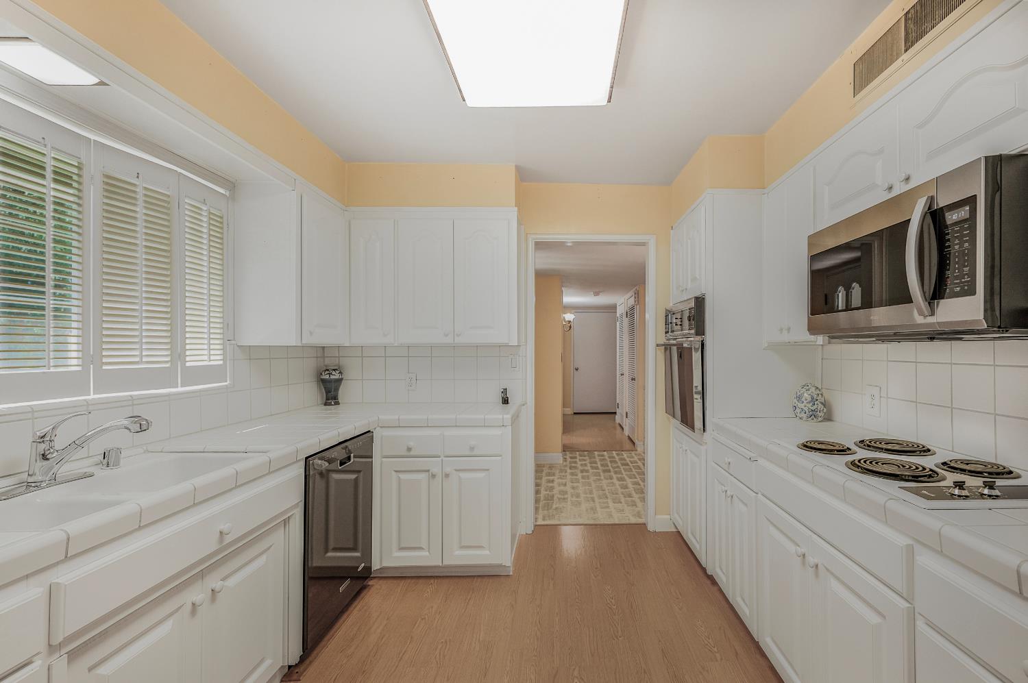 1041 E Alamos Ave, Fresno, CA 93704