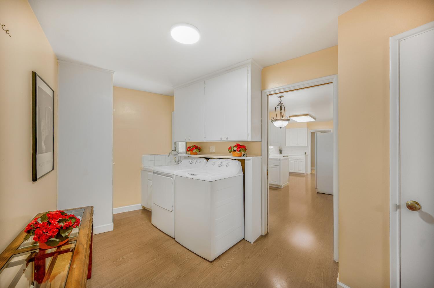 1041 E Alamos Ave, Fresno, CA 93704