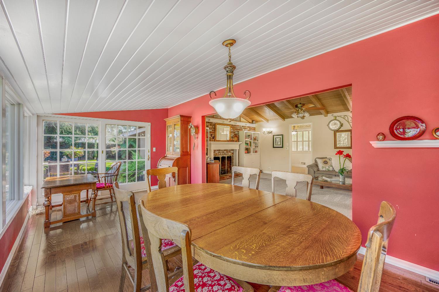 1041 E Alamos Ave, Fresno, CA 93704