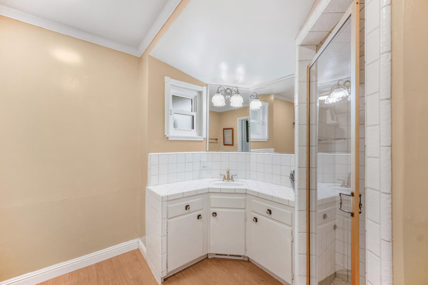 1041 E Alamos Ave, Fresno, CA 93704