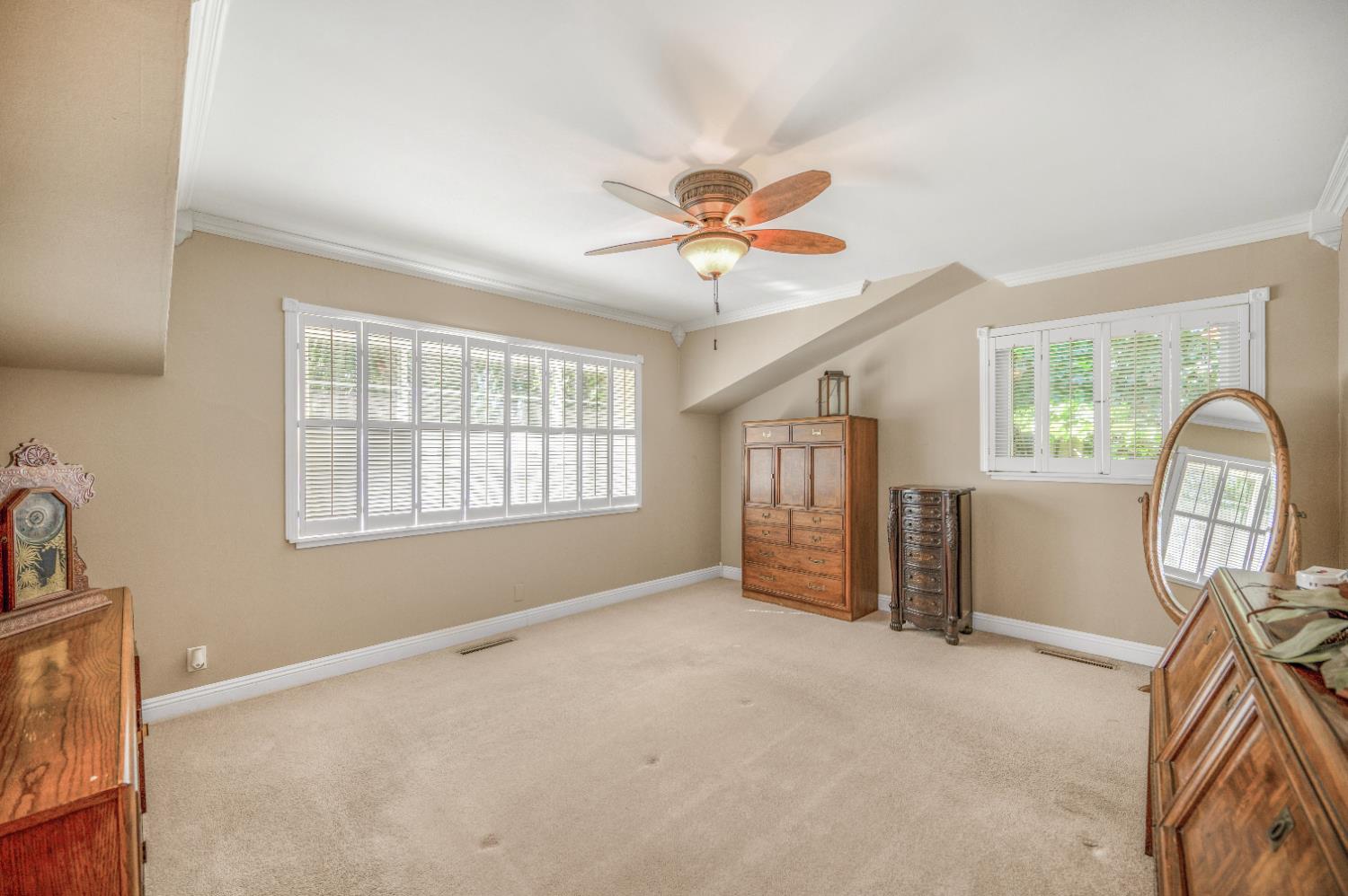 1041 E Alamos Ave, Fresno, CA 93704