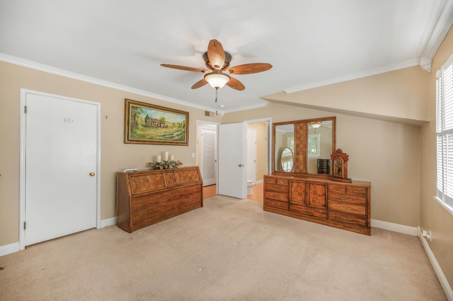 1041 E Alamos Ave, Fresno, CA 93704