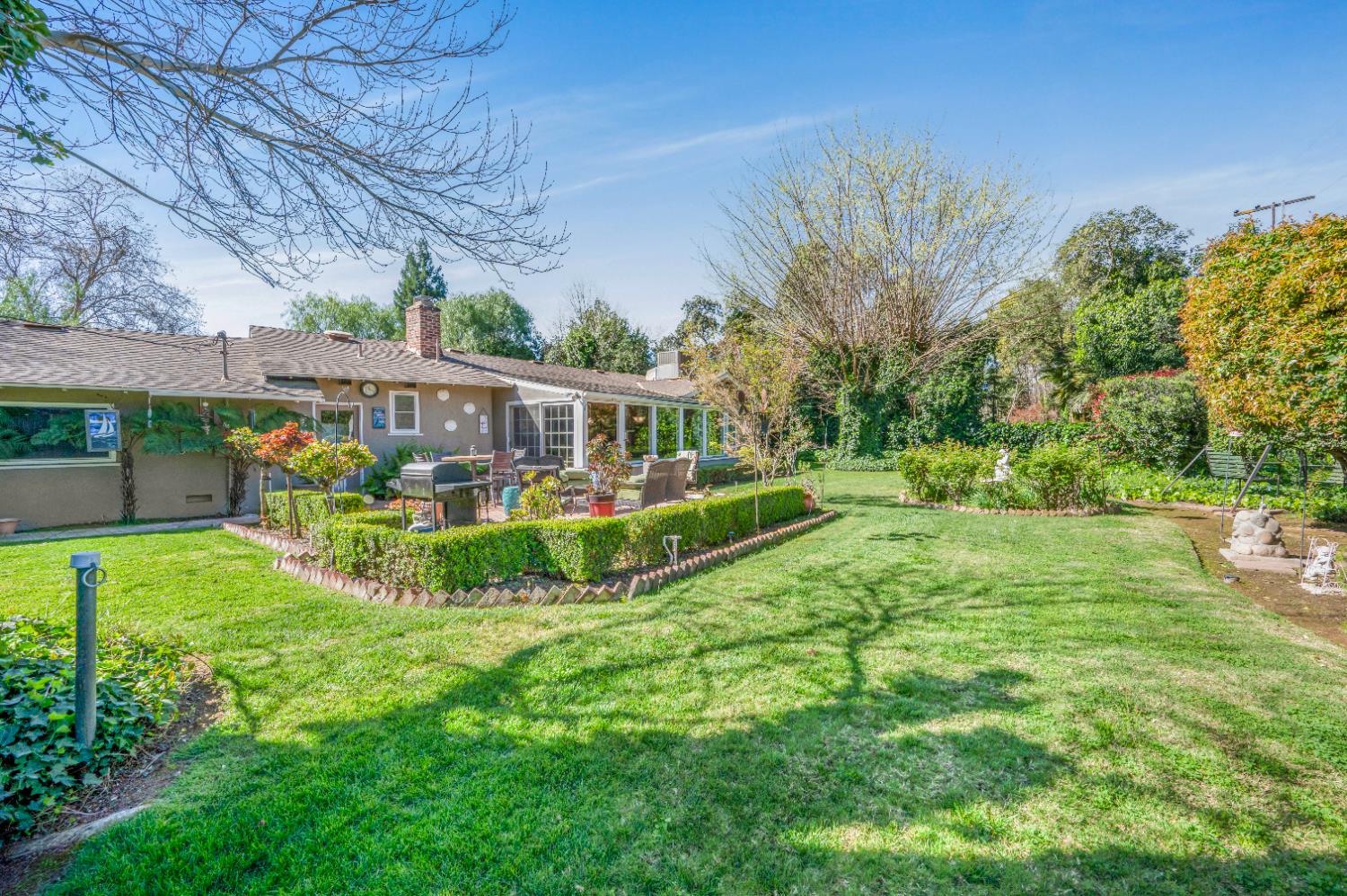 1041 E Alamos Ave, Fresno, CA 93704