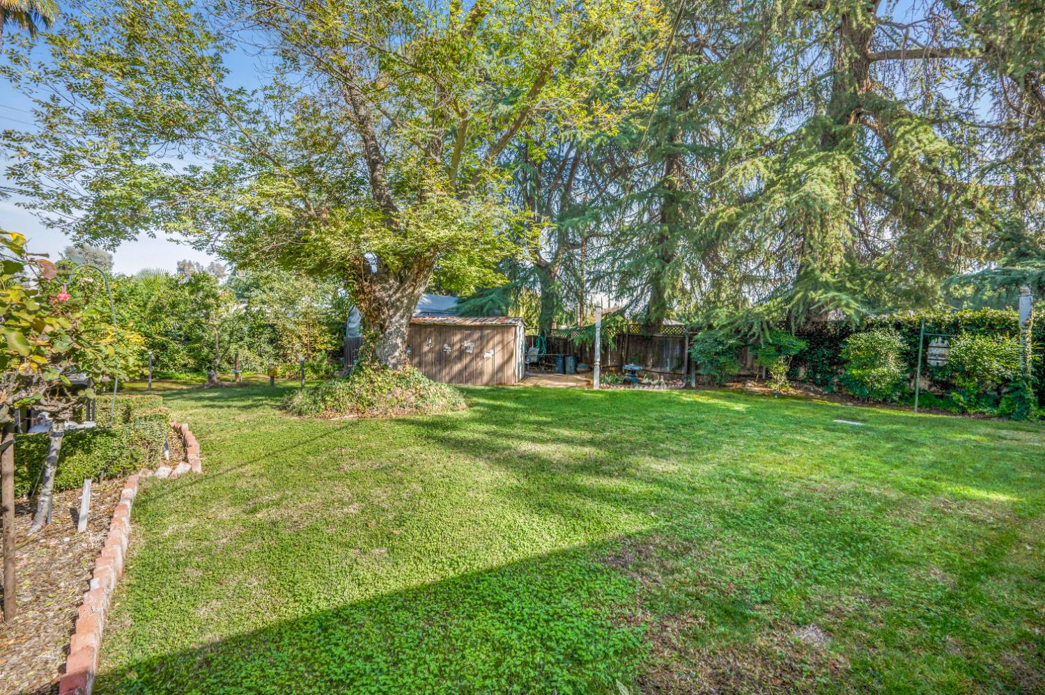 1041 E Alamos Ave, Fresno, CA 93704