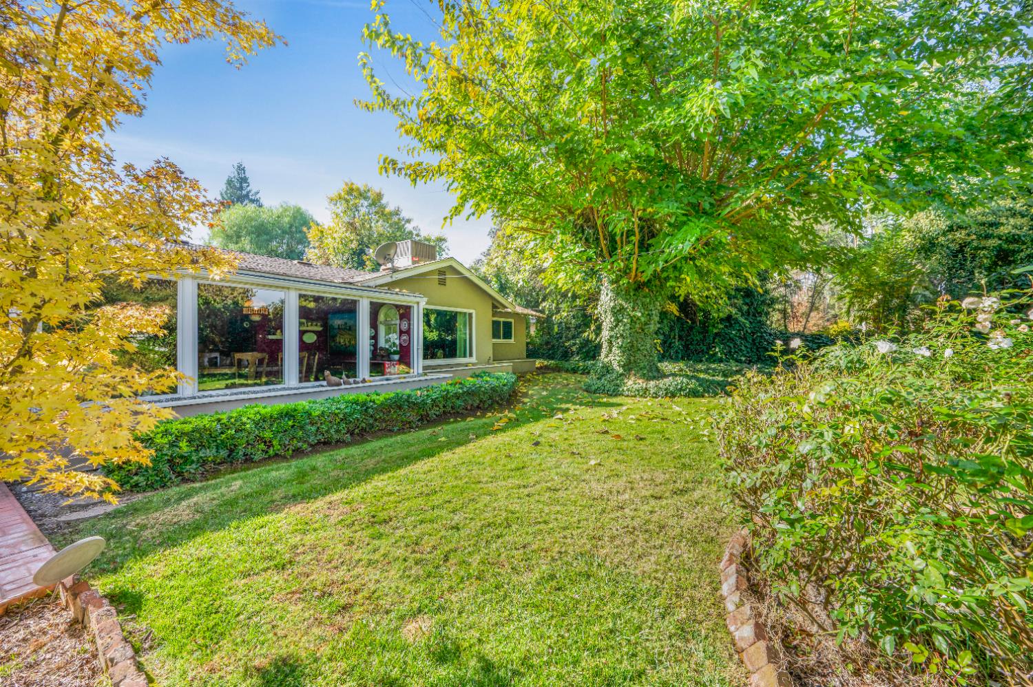 1041 E Alamos Ave, Fresno, CA 93704