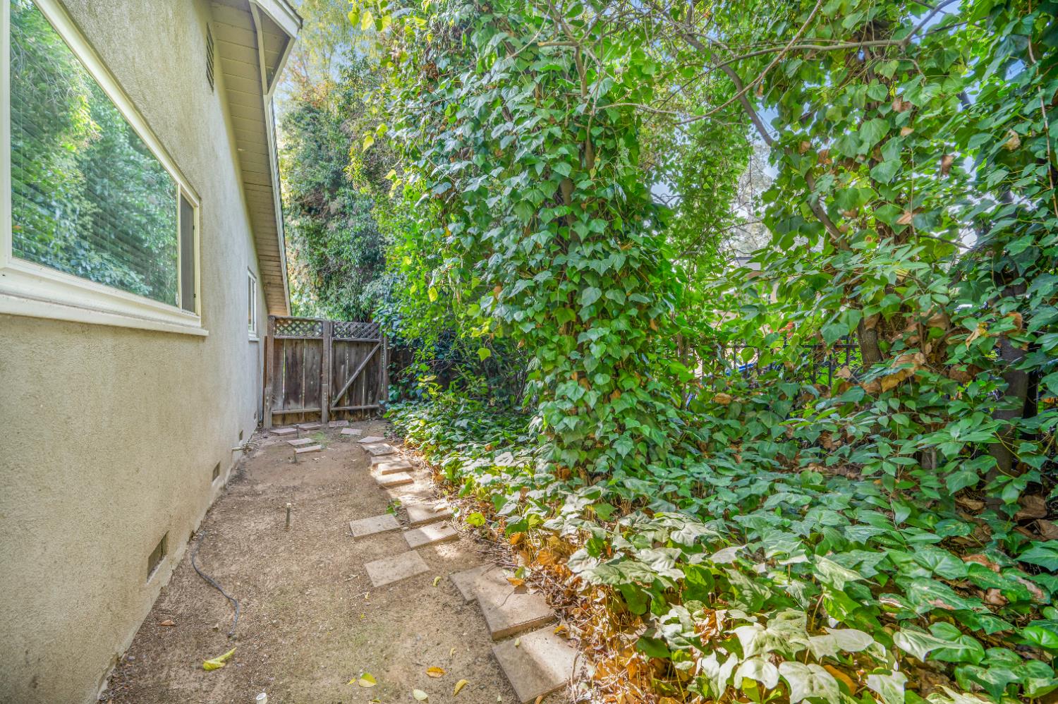 1041 E Alamos Ave, Fresno, CA 93704