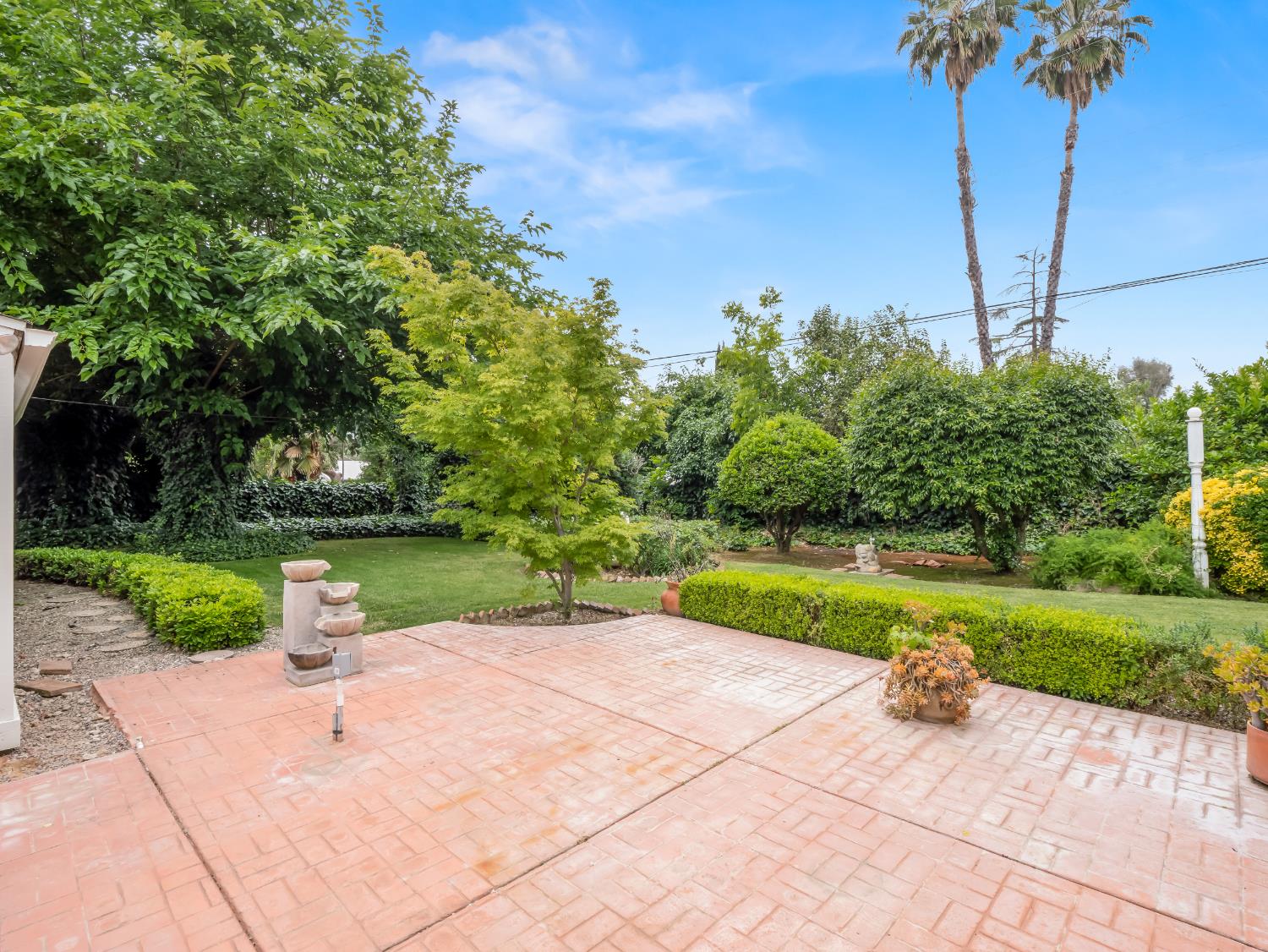 1041 E Alamos Ave, Fresno, CA 93704