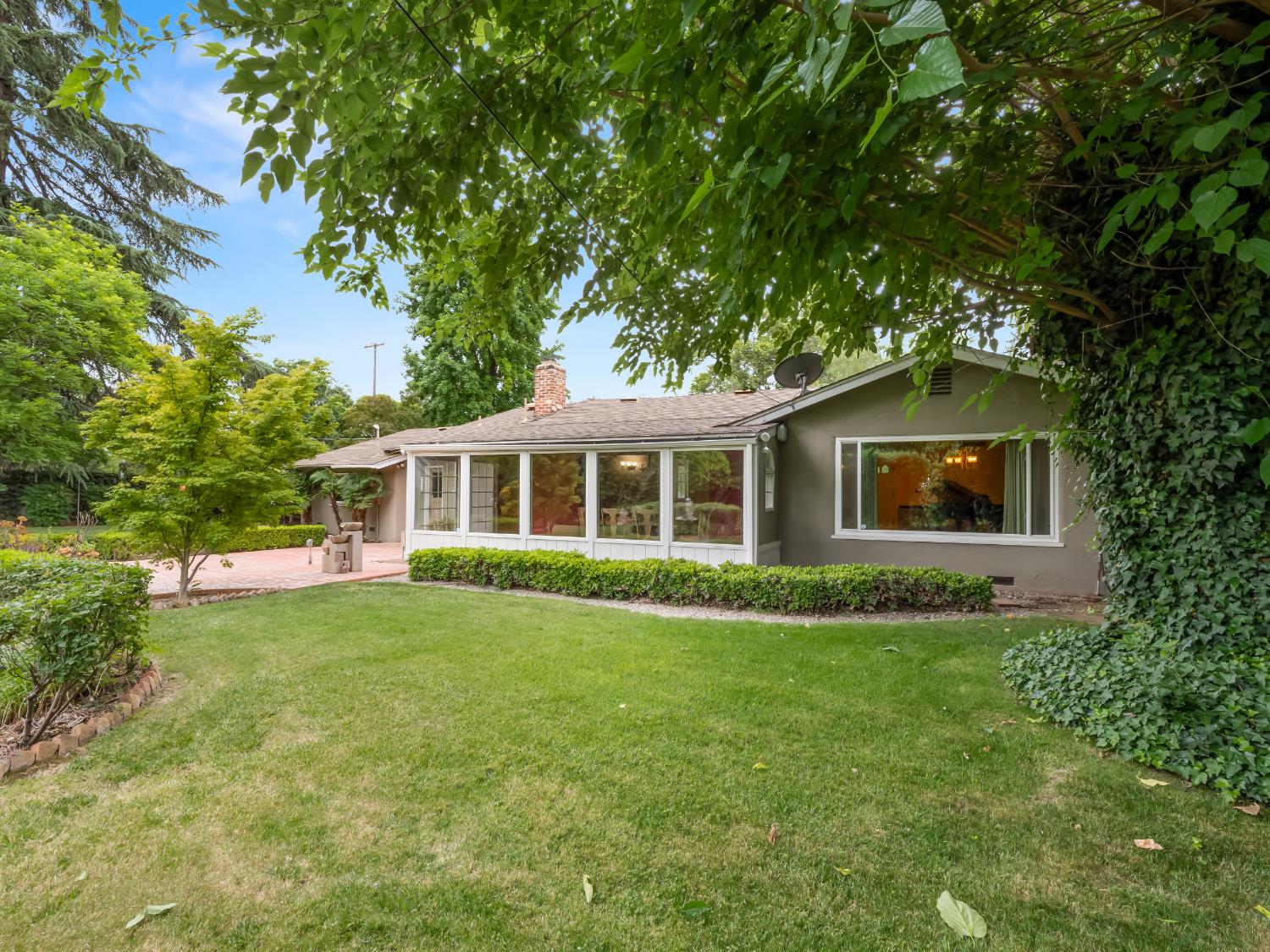 1041 E Alamos Ave, Fresno, CA 93704