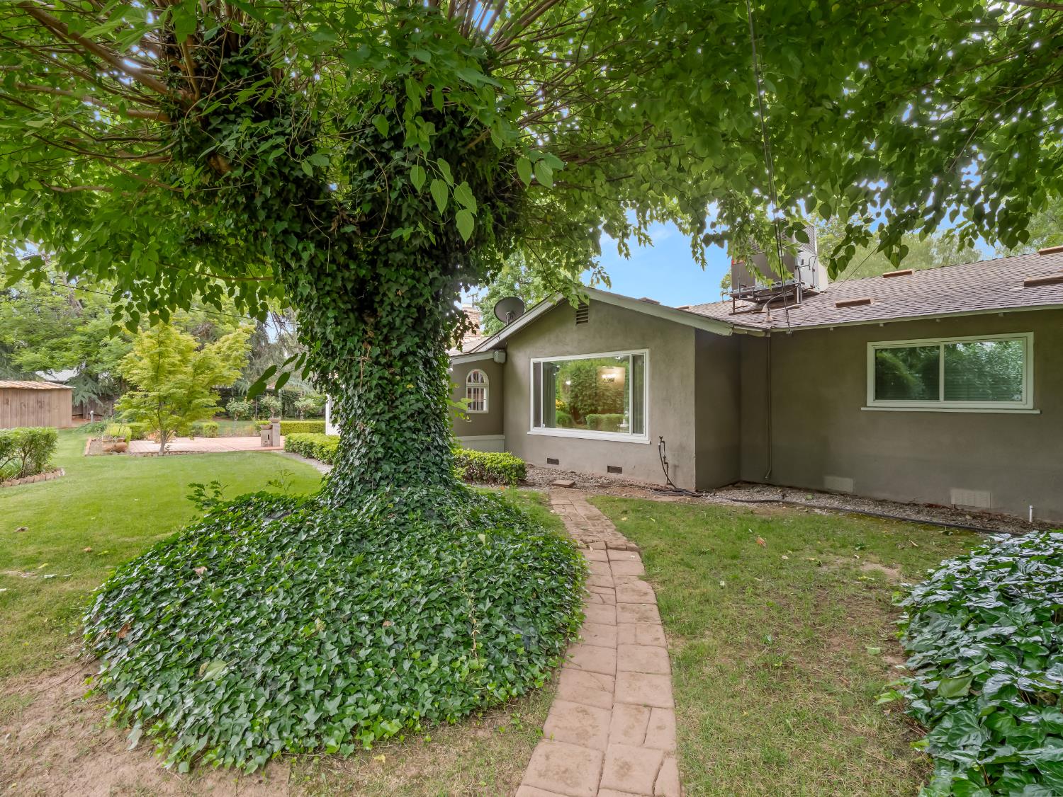 1041 E Alamos Ave, Fresno, CA 93704