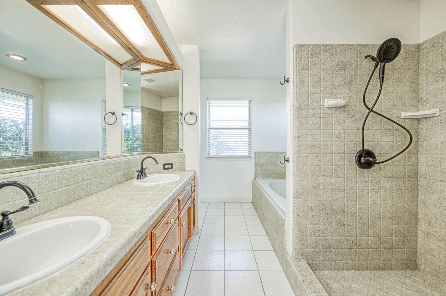 16601 La Canada Rd, Madera, CA 93636