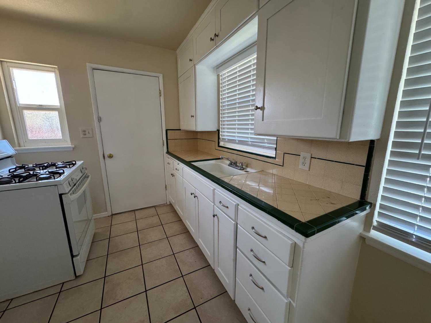 3236 E Clinton Ave, Fresno, CA 93703