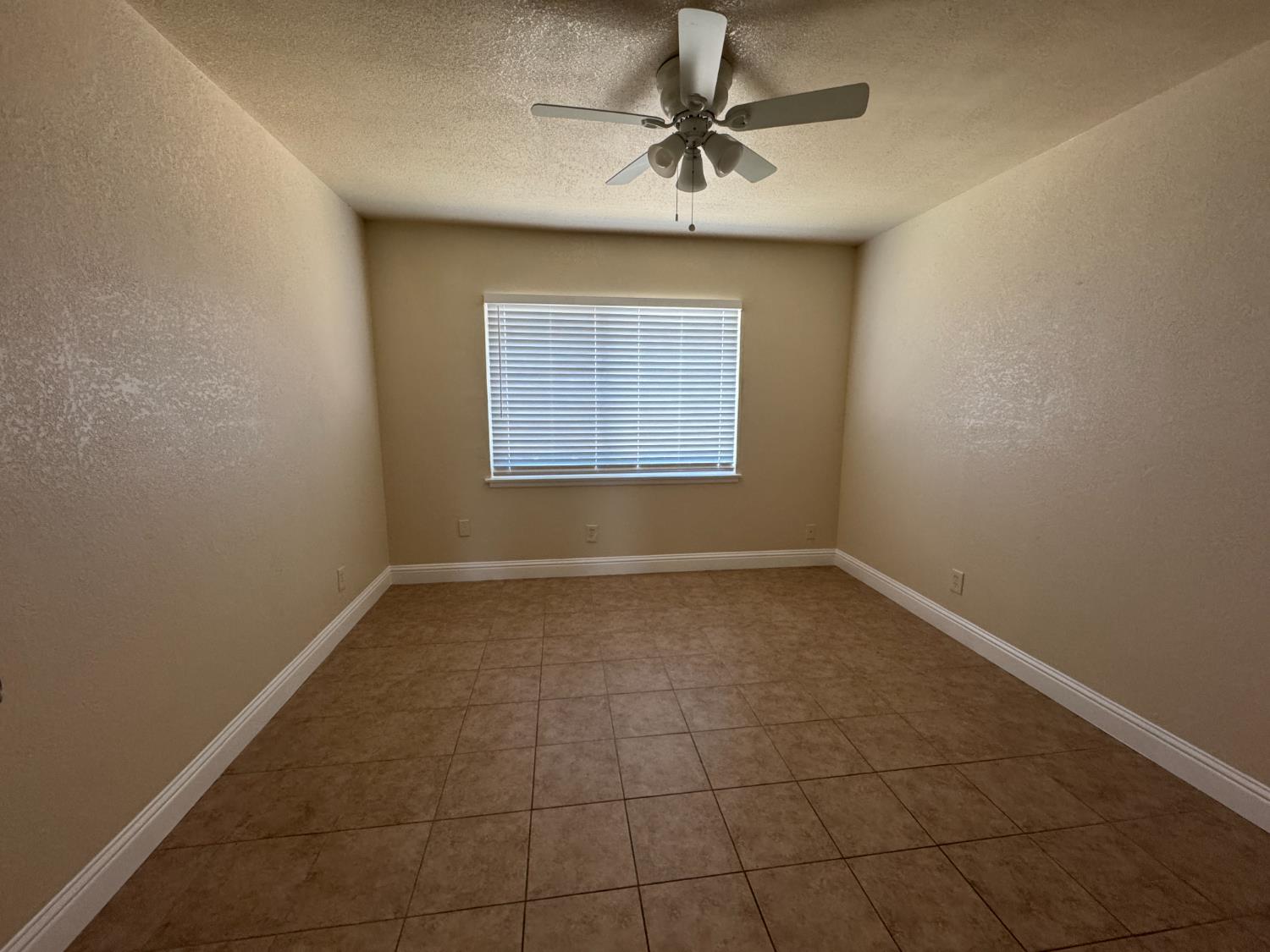 3236 E Clinton Ave, Fresno, CA 93703