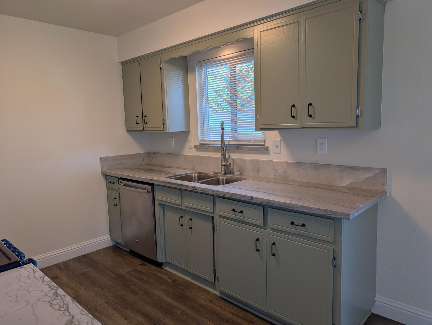 125 S Granada Dr #42, Madera, CA 93637