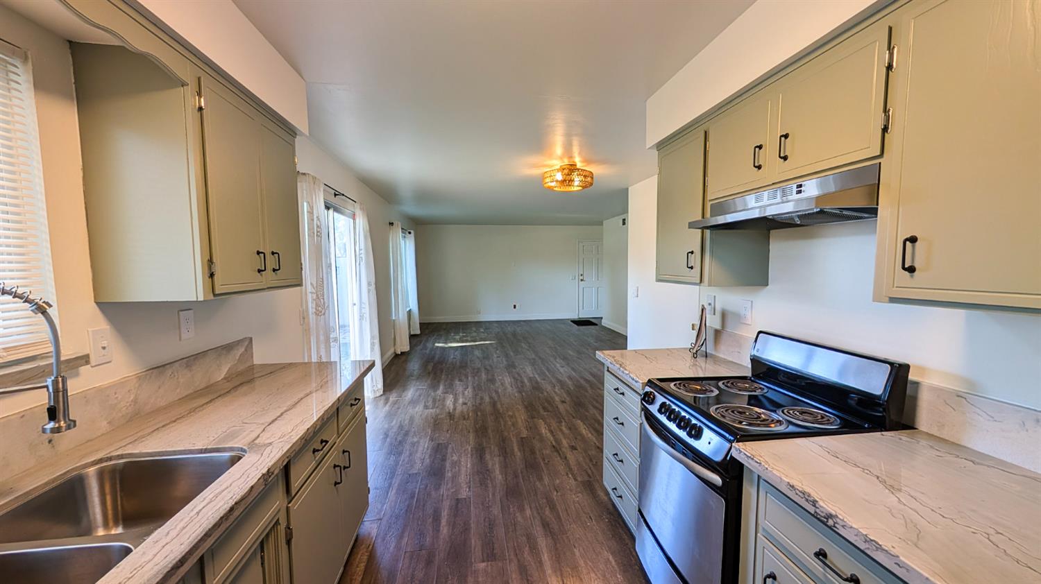 125 S Granada Dr #42, Madera, CA 93637