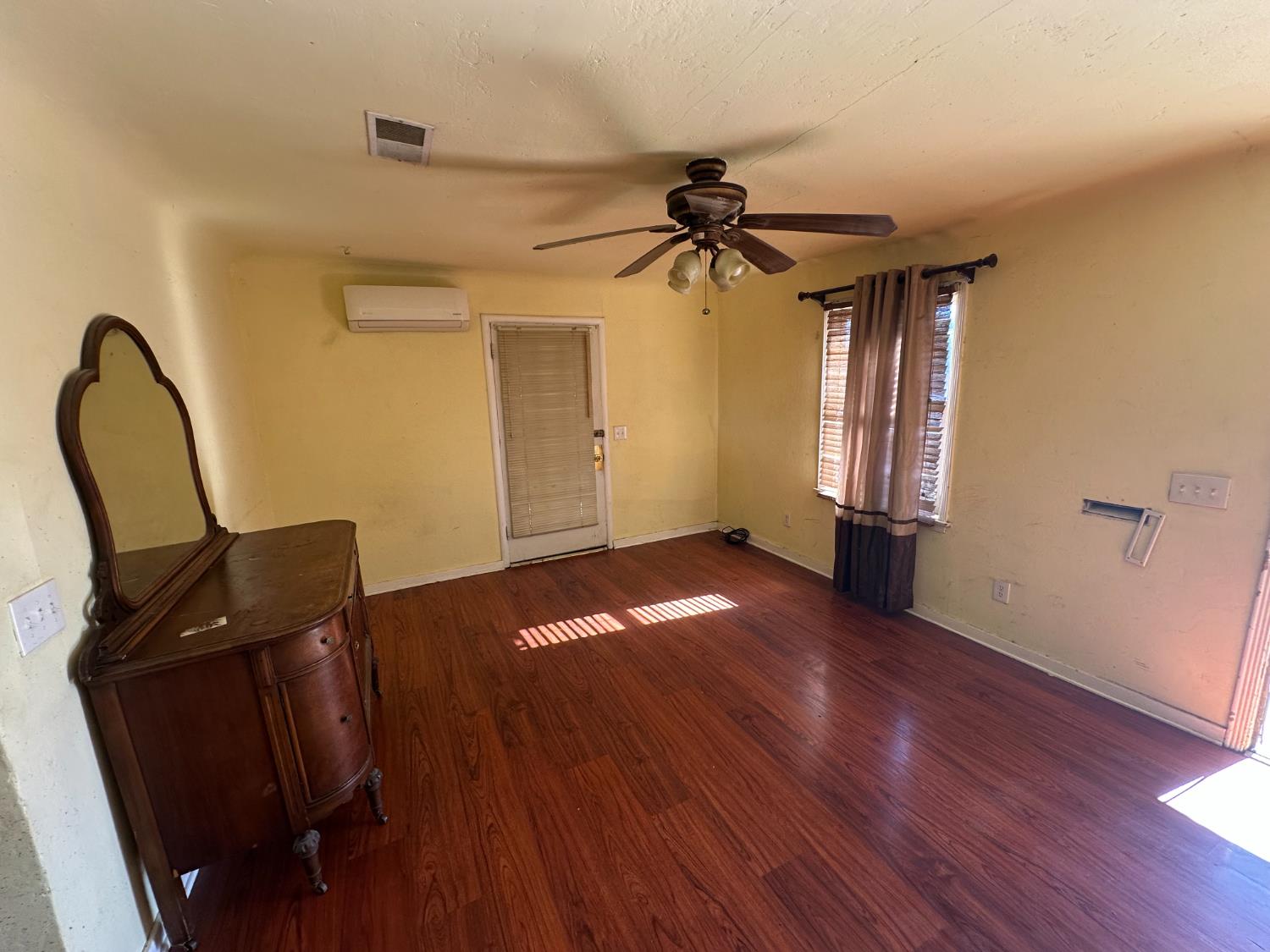 309 E San Joaquin St, Avenal, CA 93204