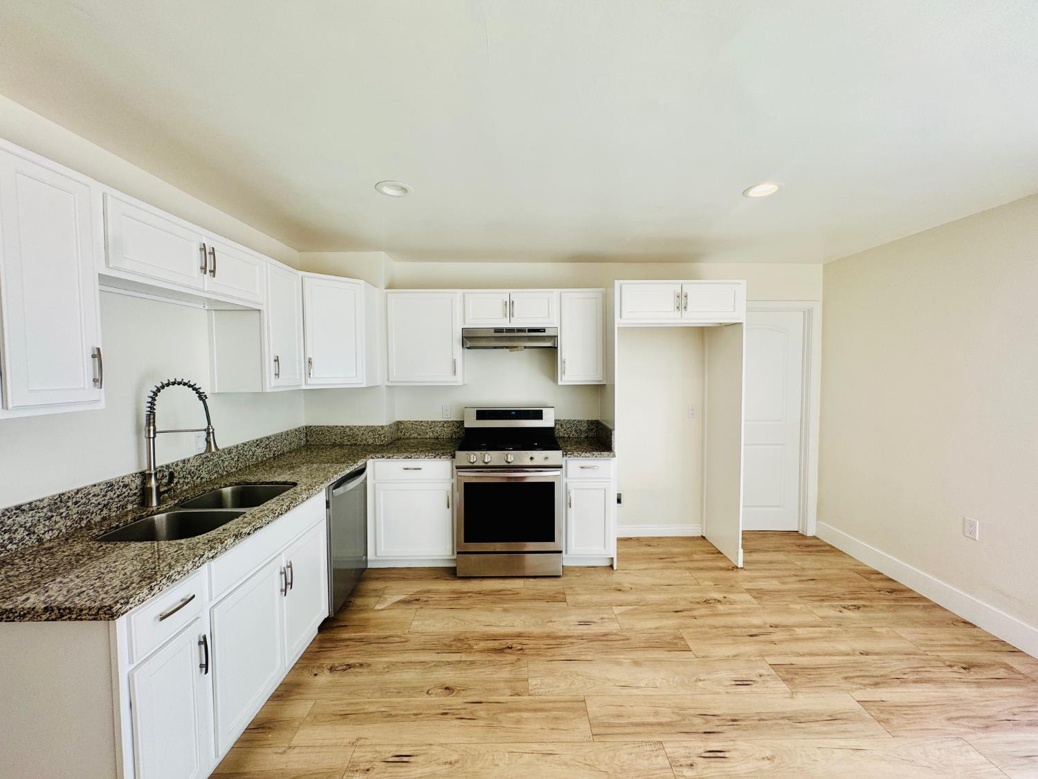 2804 Elmwood Ave, Bakersfield, CA 93305